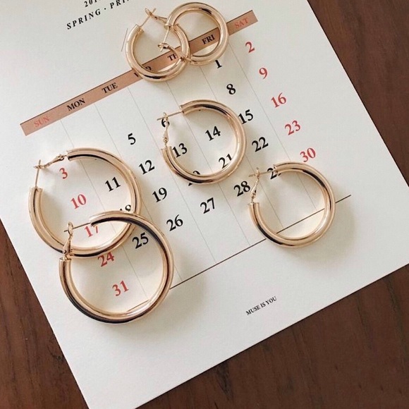 NEW | Super Chic Gold Hoop Earrings - Picture 1 of 8
